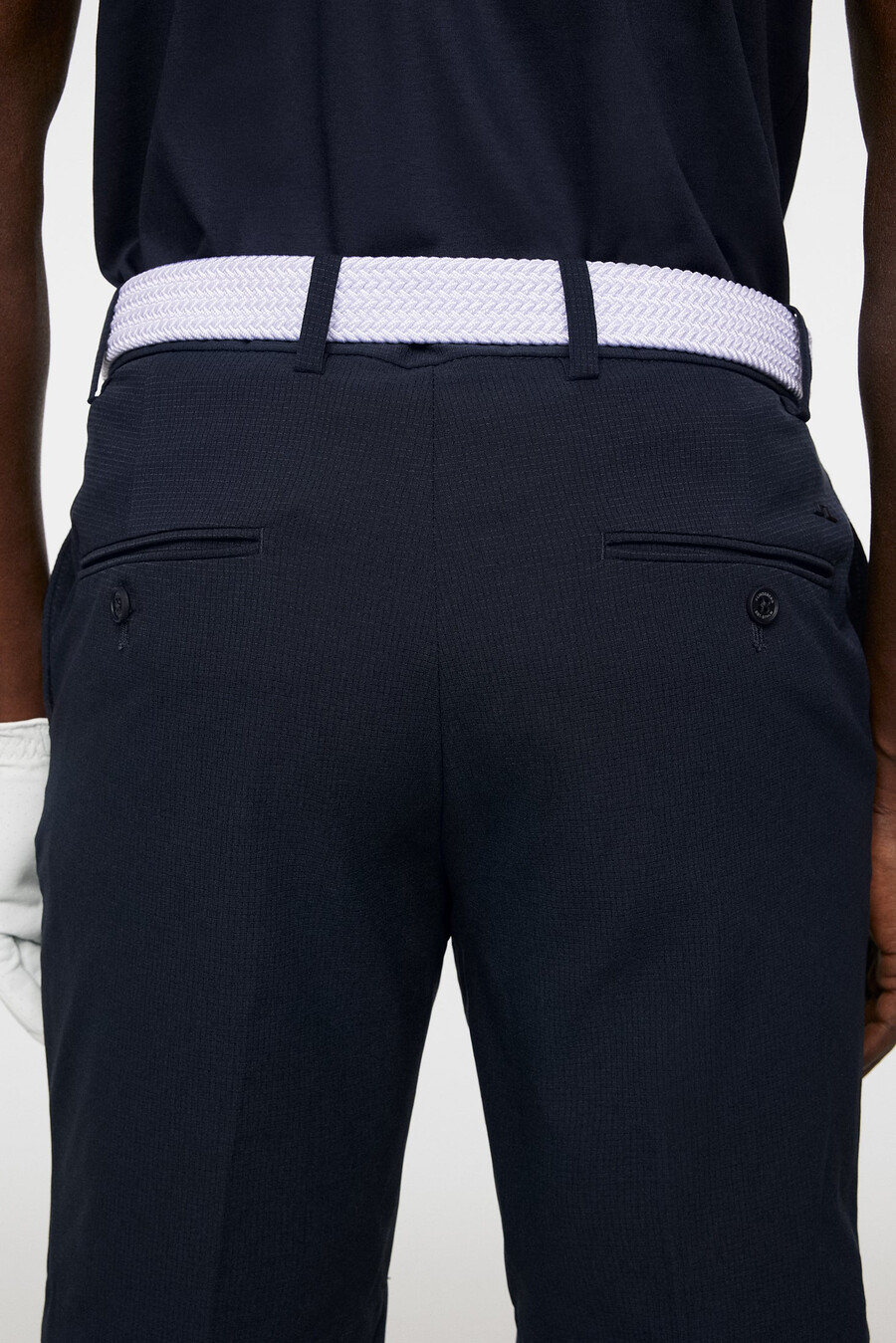 short de golf moulant et ventilé