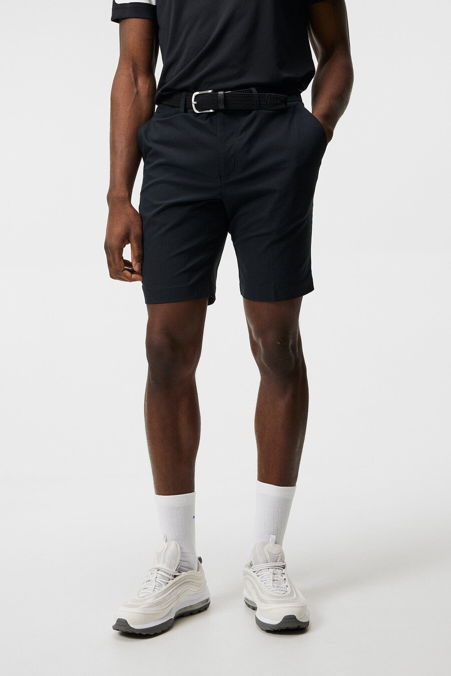 short de golf moulant et ventilé