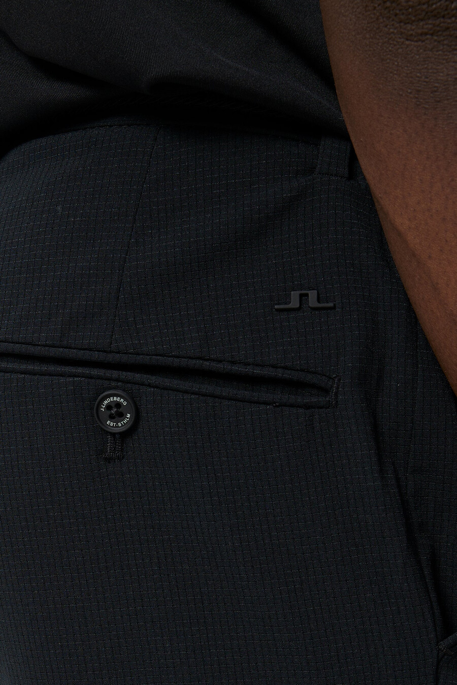 short de golf moulant et ventilé